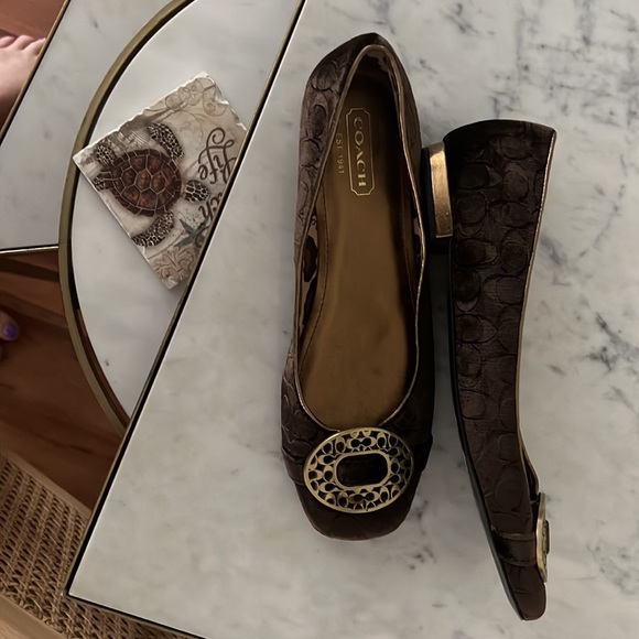 Brown and metallic gold velvet flats. - Picture 4 of 4